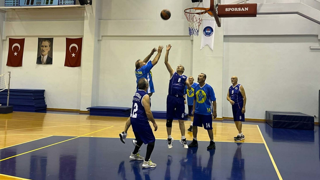 En genci 65 yaşındaki basketbol takımı Türkiye'de rakipsiz