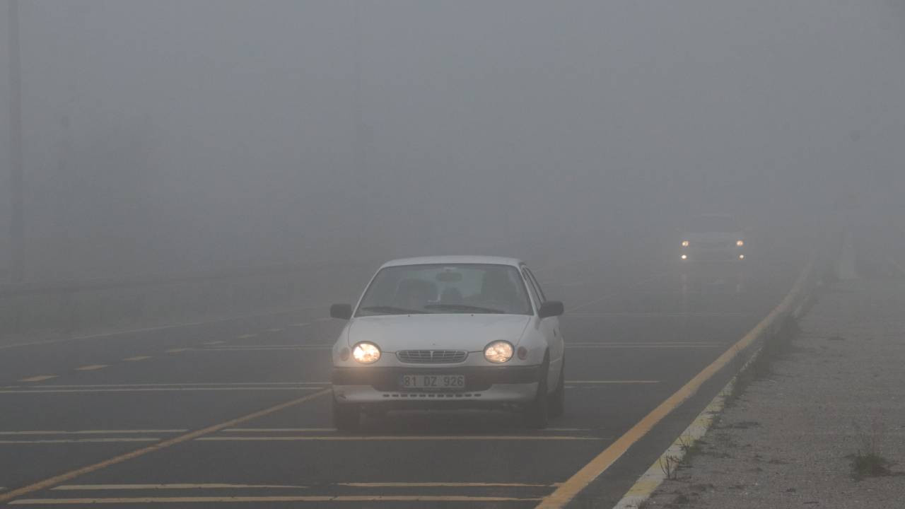 Bolu Dağı geçişinde sis nedeniyle görüş mesafesi düştü