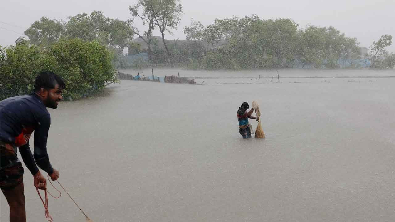 Hindistan'da Remal Siklonu: Çöken taş ocağında 10 kişi öldü