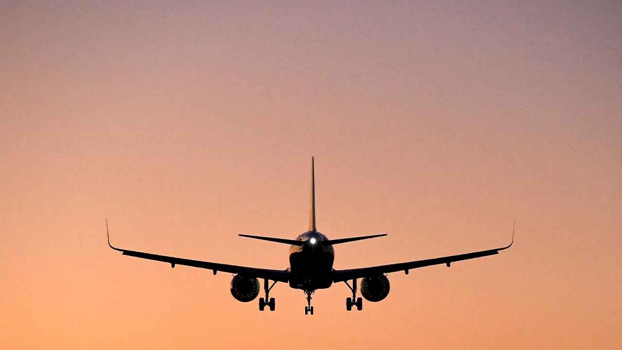 Havada 'çıplak yolcu paniği': Uçak geri döndü