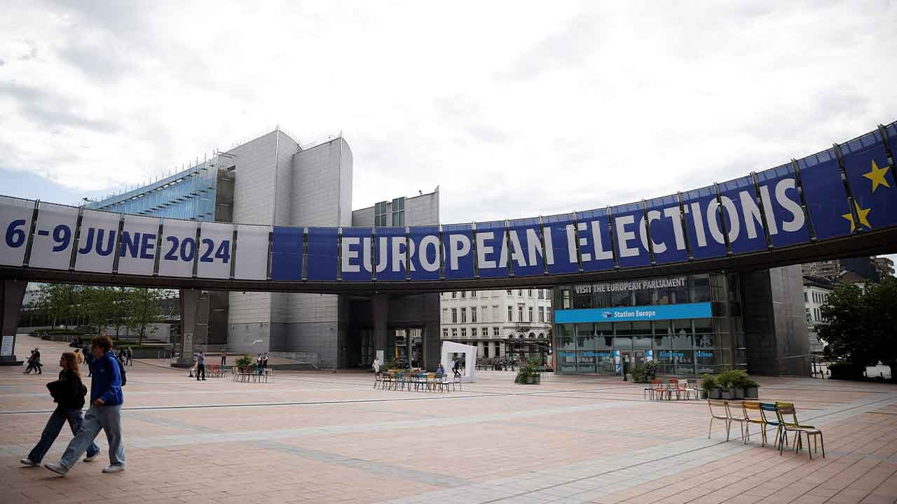 Brüksel ve Strazburg'daki Avrupa Parlamentosu ofislerinde eş zamanlı arama
