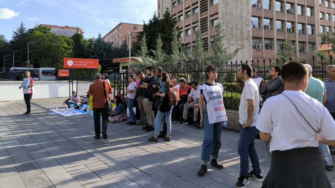 MEB önünde oturma eylemi yapan öğretmenler gözaltına alındı