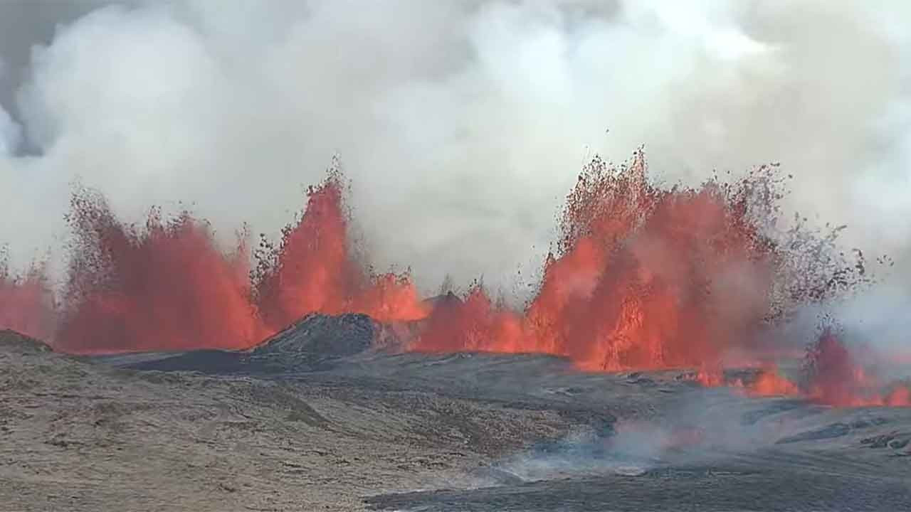 İzlanda'da yanardağ son 6 ayda 5'inci kez patladı