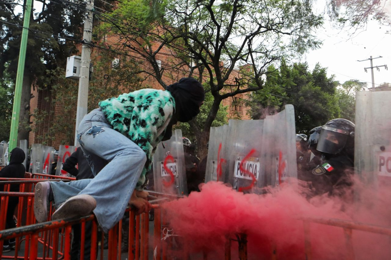 Meksika'da eylemciler İsrail'e karşı toplandı: 'Refah yanıyor' - Sayfa 3