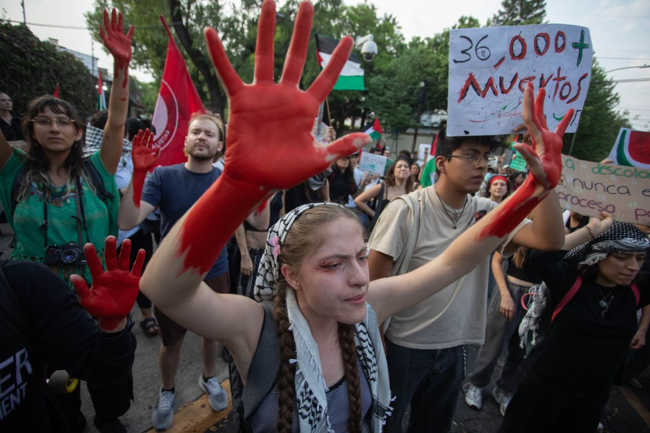 Meksika'da eylemciler İsrail'e karşı toplandı: 'Refah yanıyor' - Sayfa 1