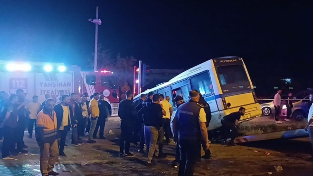 Kırıkkale'de minibüs ile otomobil çarpıştı: 22 yaralı