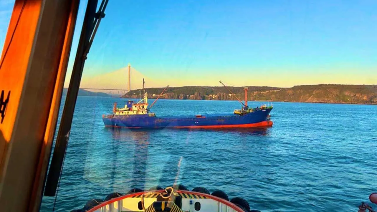 İstanbul Boğazı'nda gemi trafiği, çift yönlü olarak askıya alındı