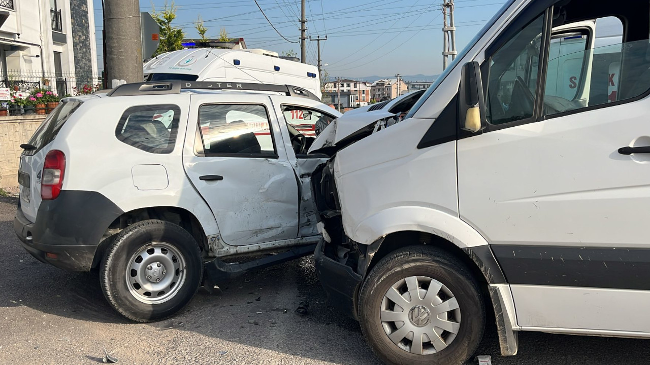 Kocaeli'nde kaza: İşçi servisiyle otomobil çarpıştı