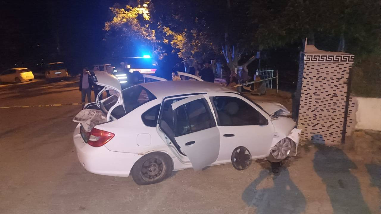 Tokat'ta otomobil duvara çarptı, 1 kişi öldü, 3 kişi yaralandı
