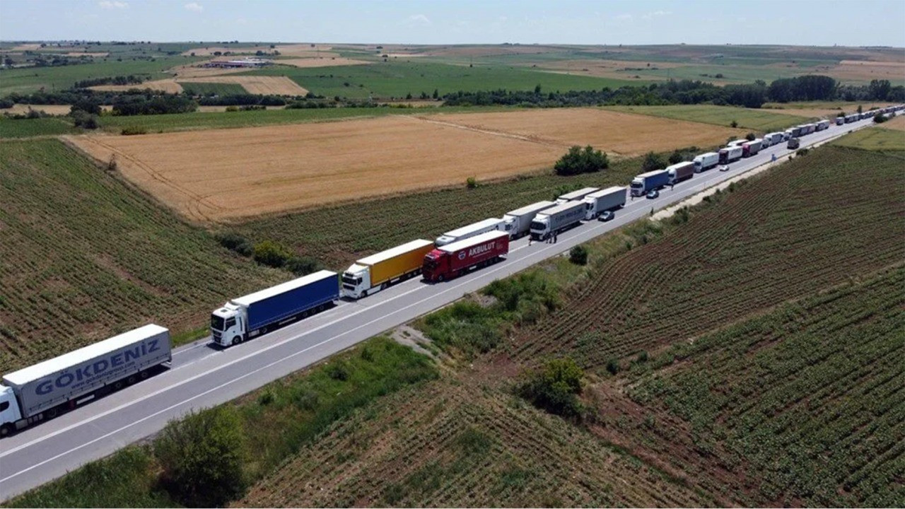 Schengen eziyeti: TIR'lar 24 kilometrelik kuyruk oluşturdu
