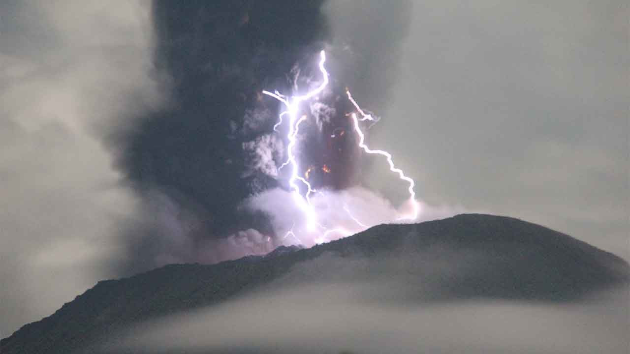 Endonezya'da yanardağ patladı: 'İkincil afet' uyarısı yapıldı