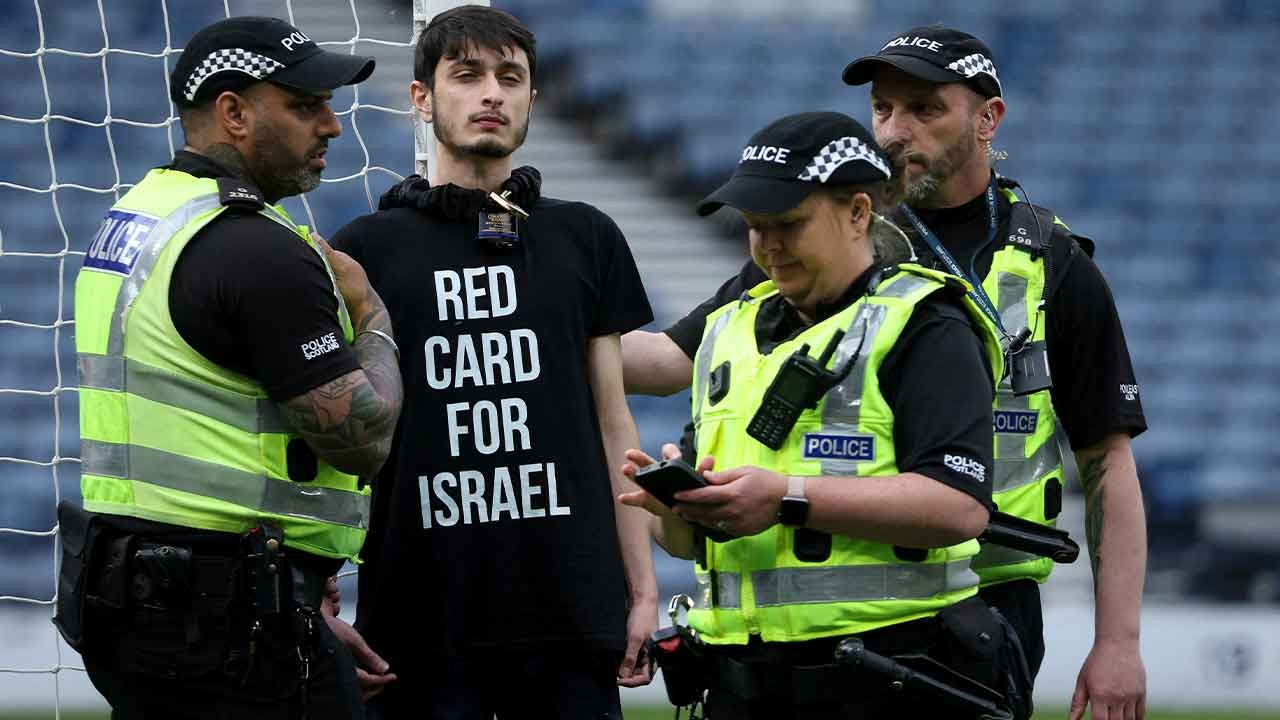Protestocu, kendini kale direğine bağladı: 'İsrail'e kırmızı kart'