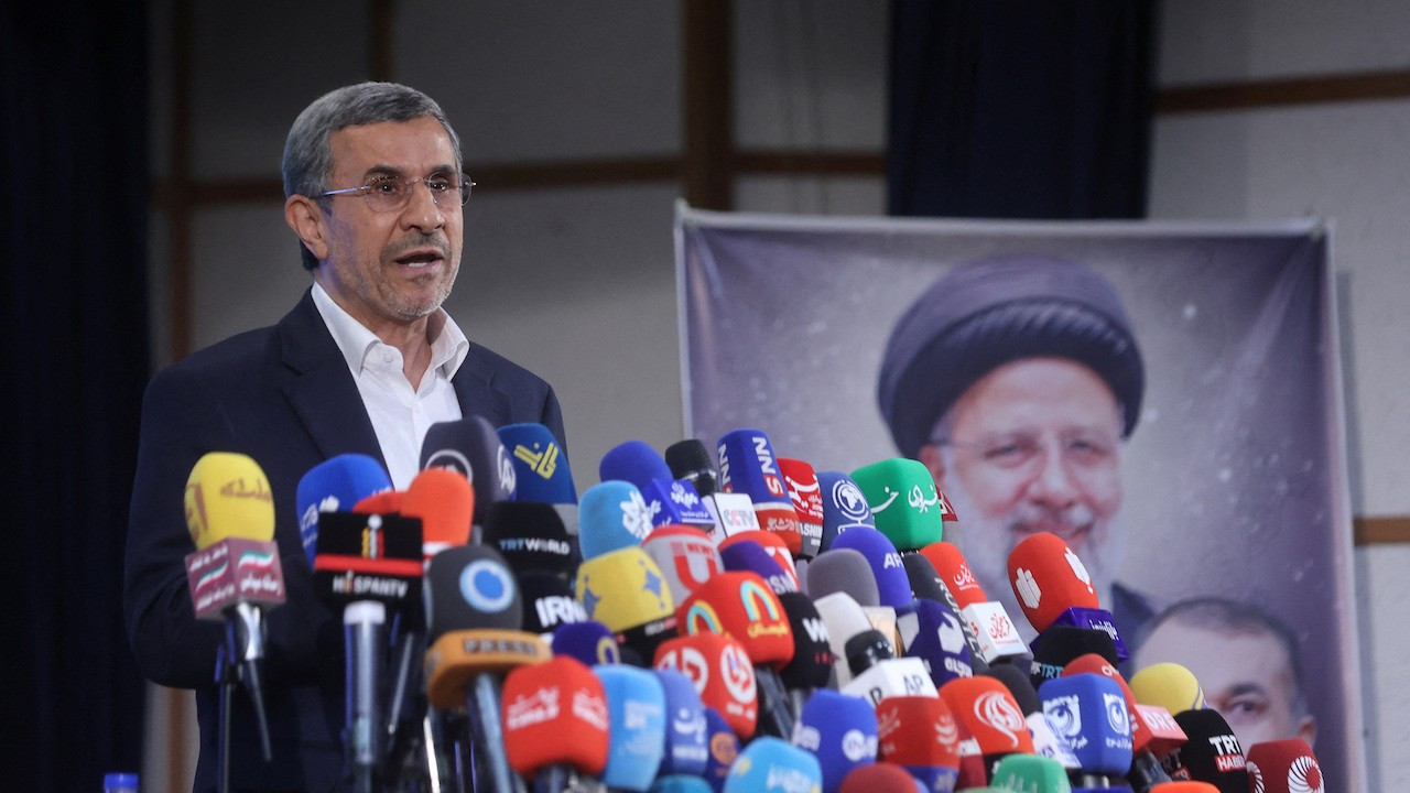 Ahmedinejad, cumhurbaşkanlığı seçimleri için adaylık başvurusu yaptı