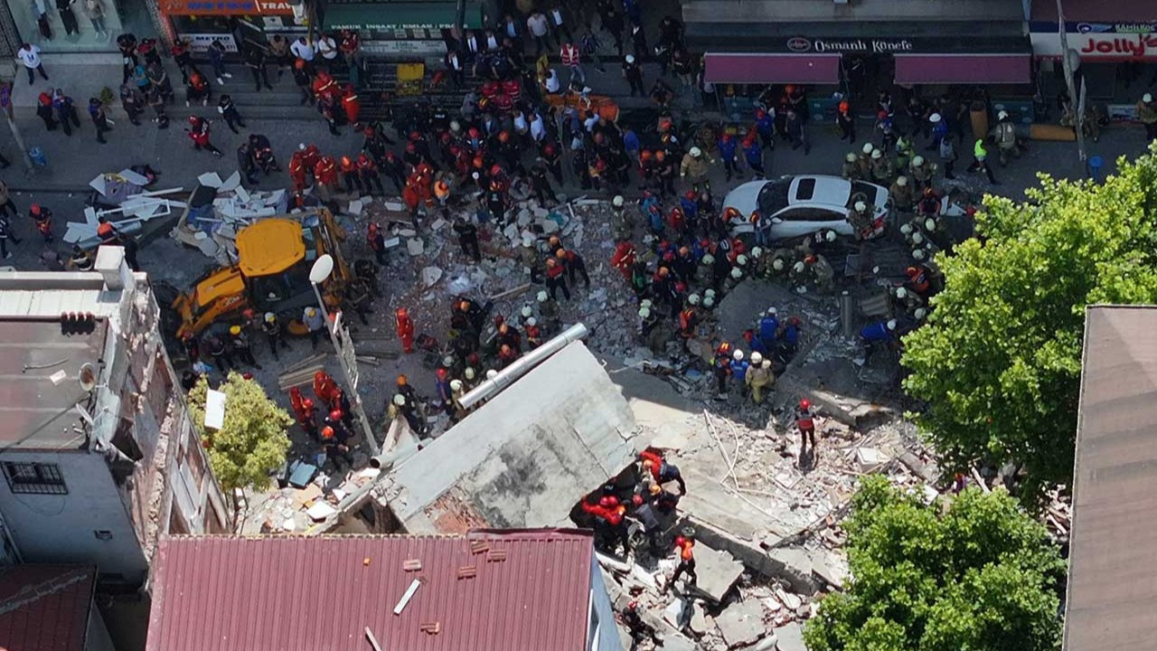 Ekrem İmamoğlu'ndan Küçükçekmece açıklaması: Komşu binalarla ilgili boşaltma işlemleri yapıldı