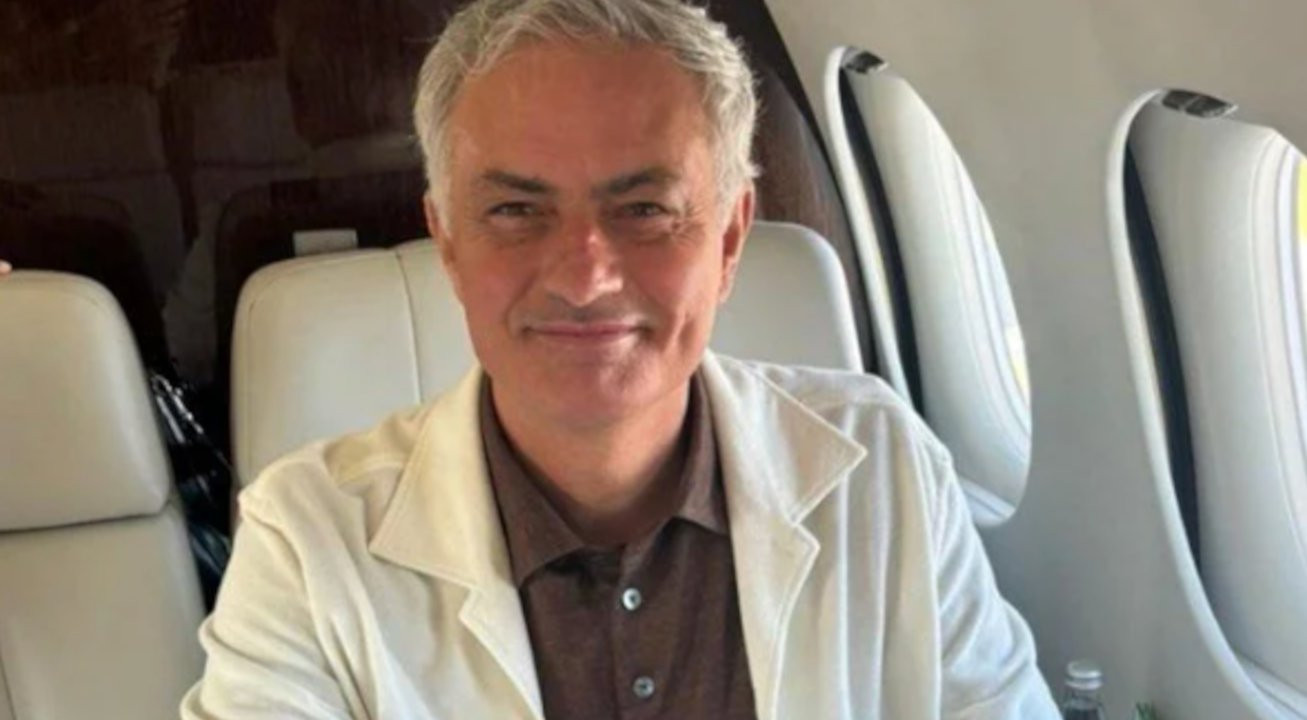 Jose Mourinho, Fenerbahçe için beyaz ceketiyle uçağa bindi
