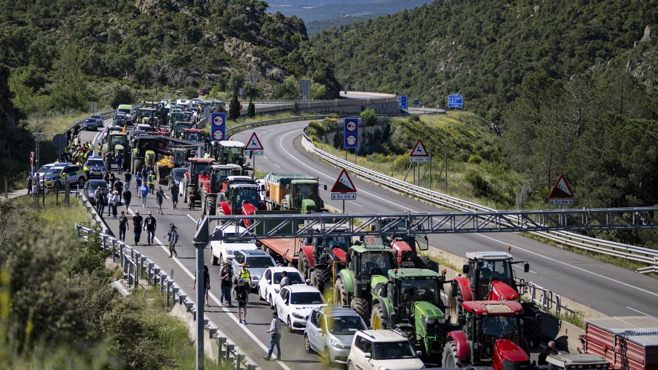 İspanya ve Fransa'da çiftçiler ayakta: Sınırı kapattılar