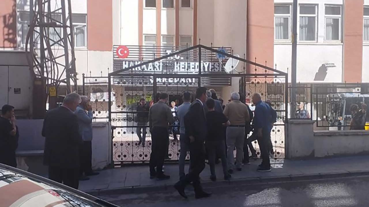 Hakkari Belediyesi'ne polis baskını: Eşbaşkan Mehmet Sıddık Akış gözaltına alındı
