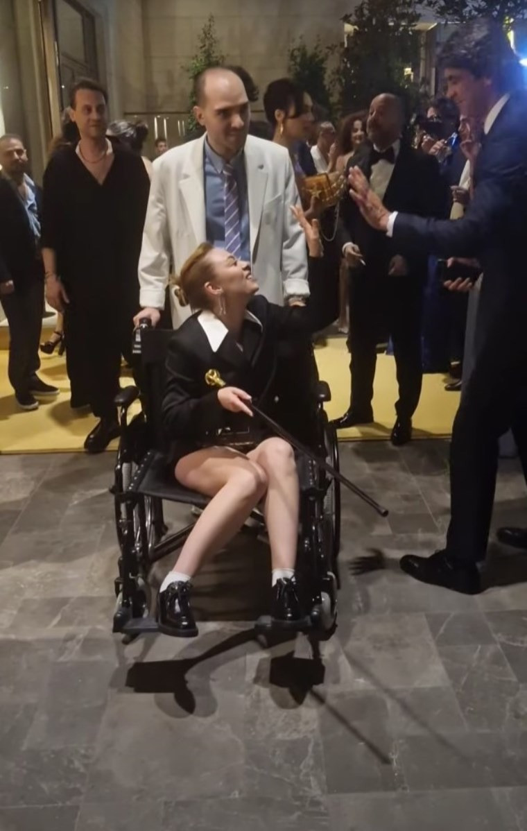 Hayranlarını korkuttu: Demet Evgar, ödül törenine tekerlekli sandalyeyle geldi - Resim : 1