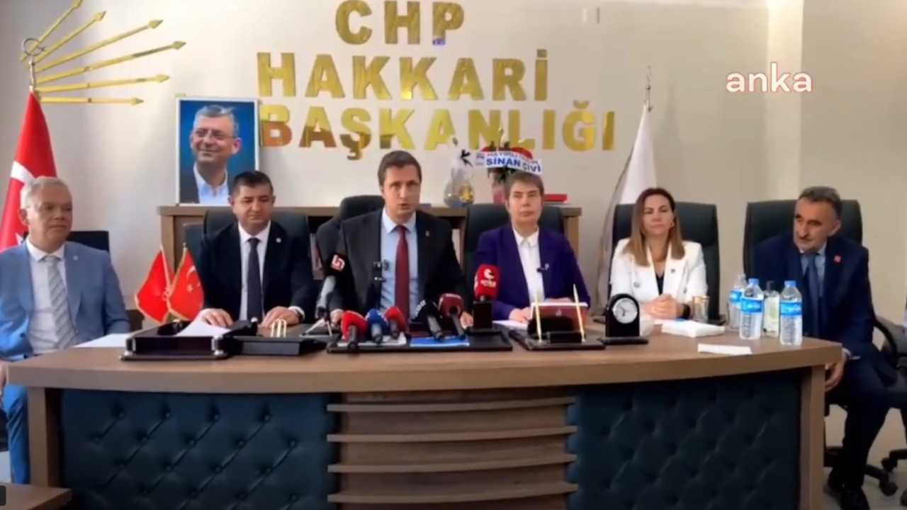 CHP heyeti kayyım atanan Hakkari'de açıklama yapıyor
