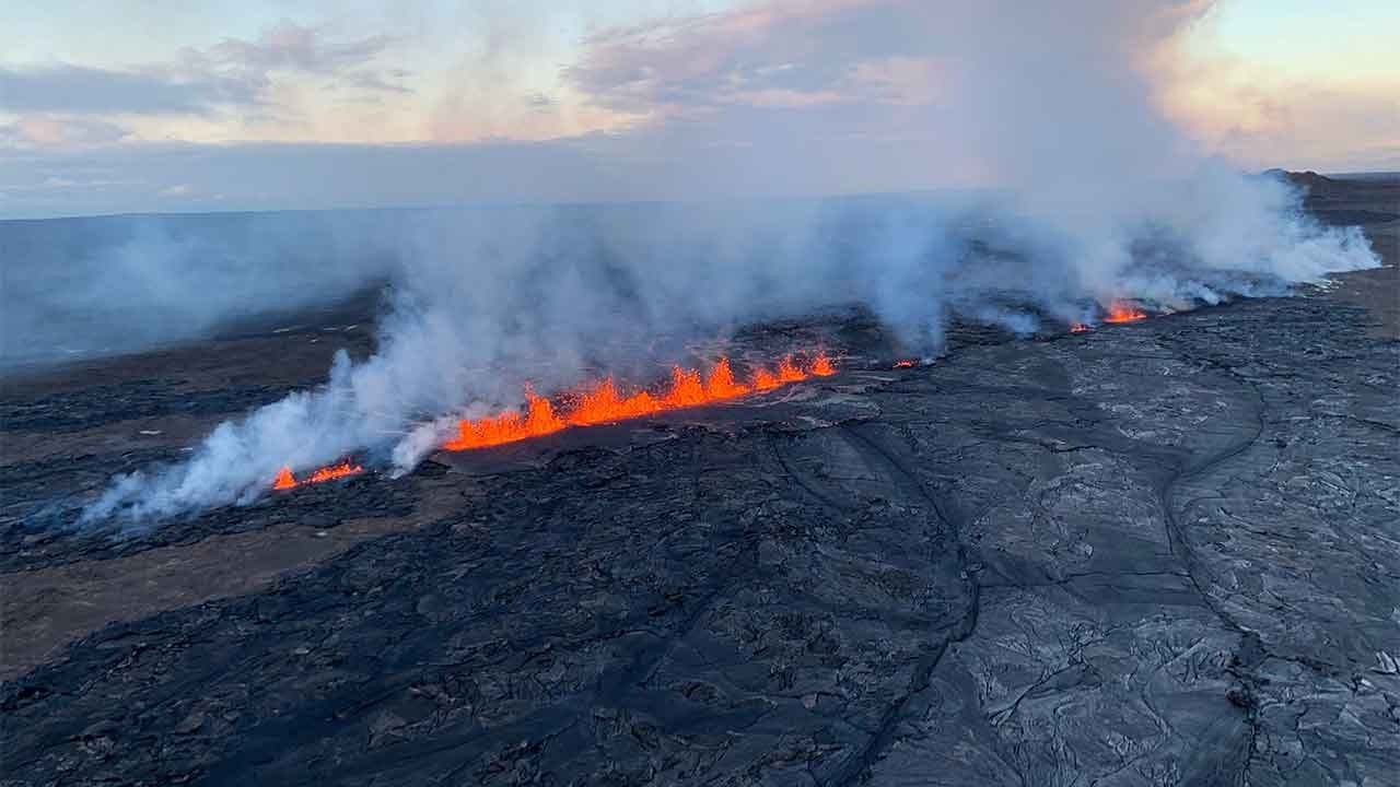 Hawaii'de yanardağ patladı
