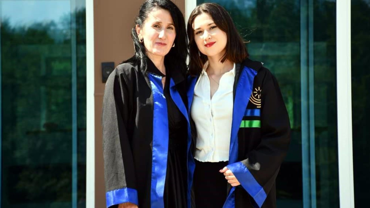 Anne ve kızı aynı gün girdikleri üniversiteden aynı gün mezun oldu
