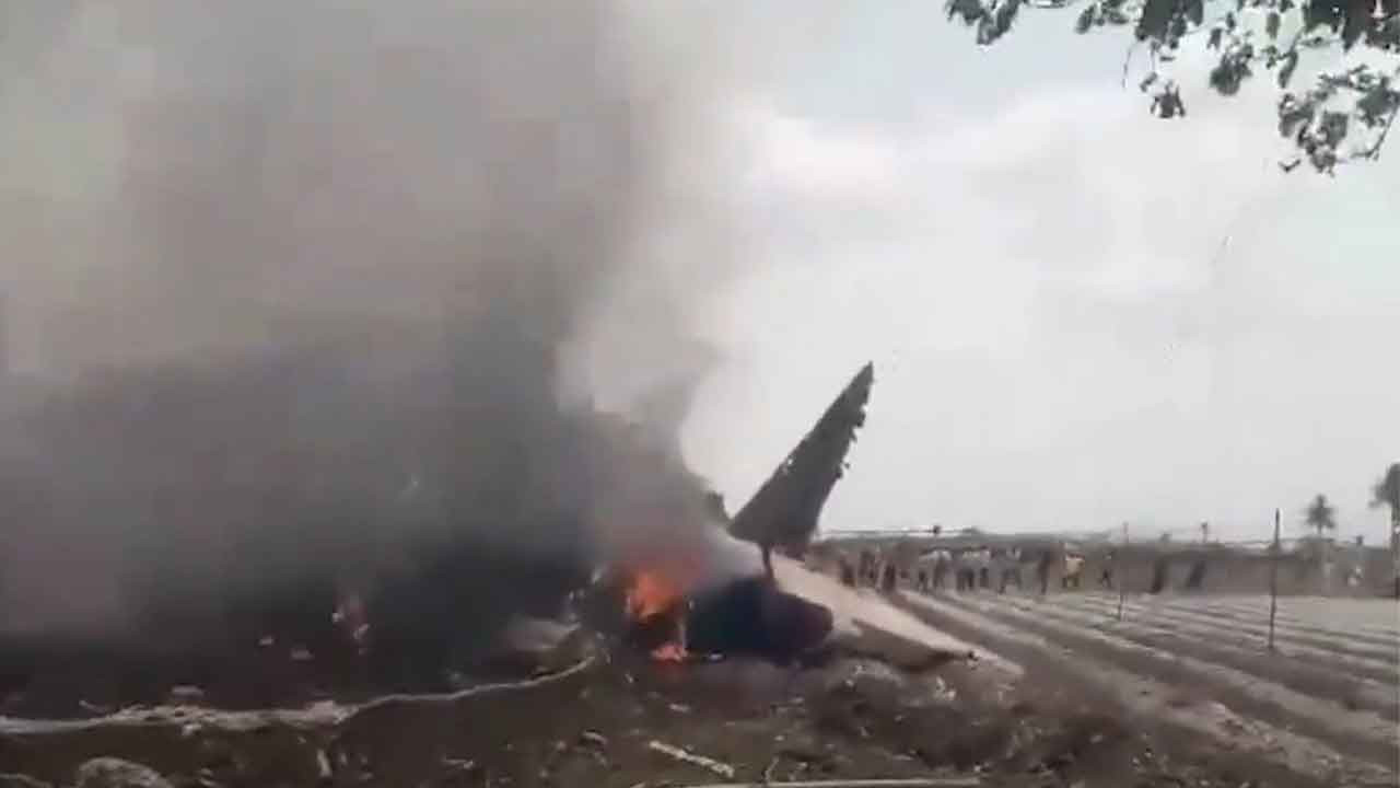 Hindistan'da savaş uçağı düştü