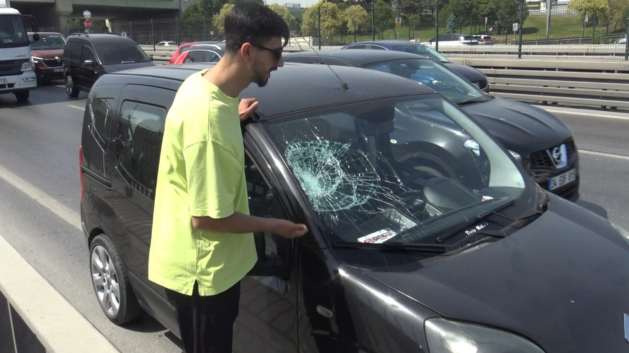 Avcılar'da otomobilin önünü kesip camını kırdılar