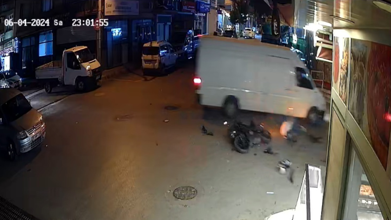 İzmir'de motosiklet minibüse çarptı