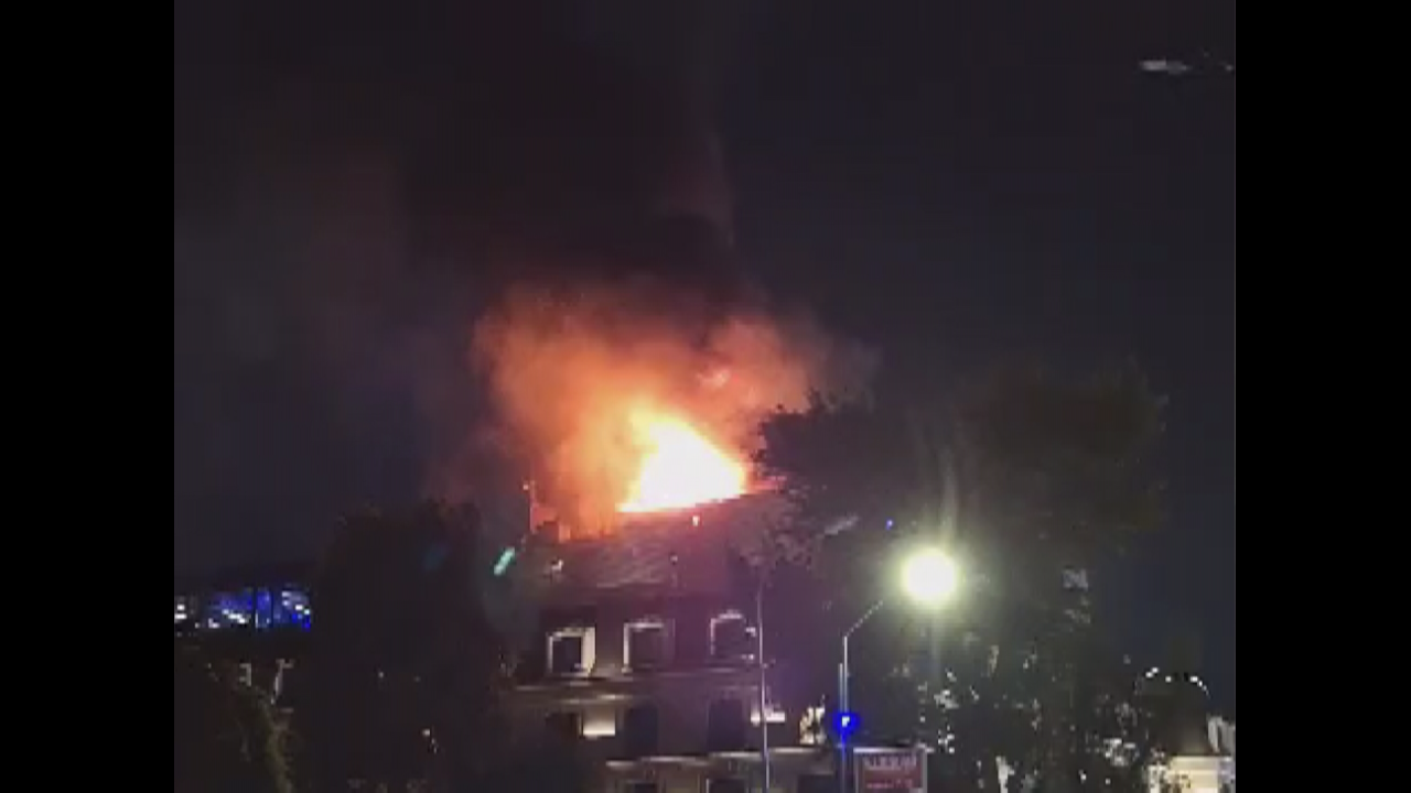 Kadıköy'de bir otelde çıkan yangın söndürüldü