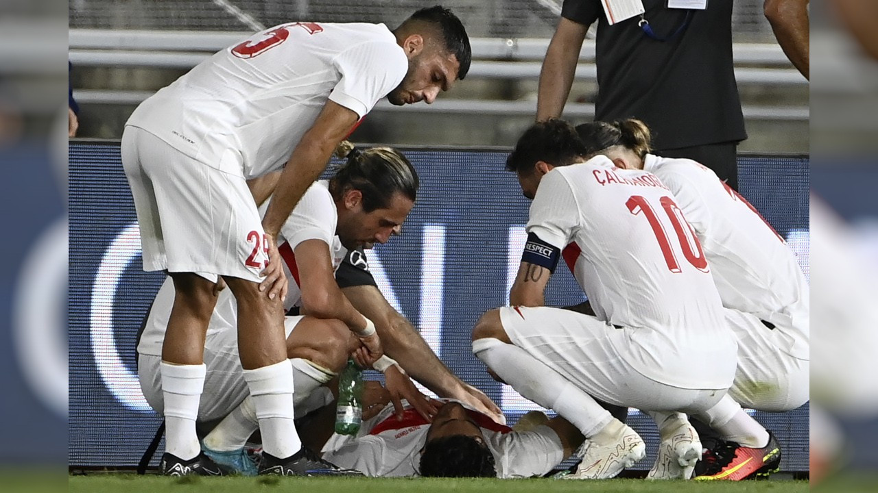 Milli futbolcu Ozan Kabak sakatlandı, Yusuf: Biraz sıkıntılı duruyor