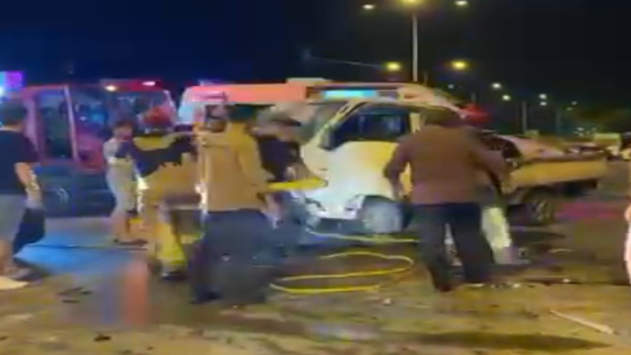 Bursa'da kamyonet kırmızı ışıkta geçti: 6 yaralı