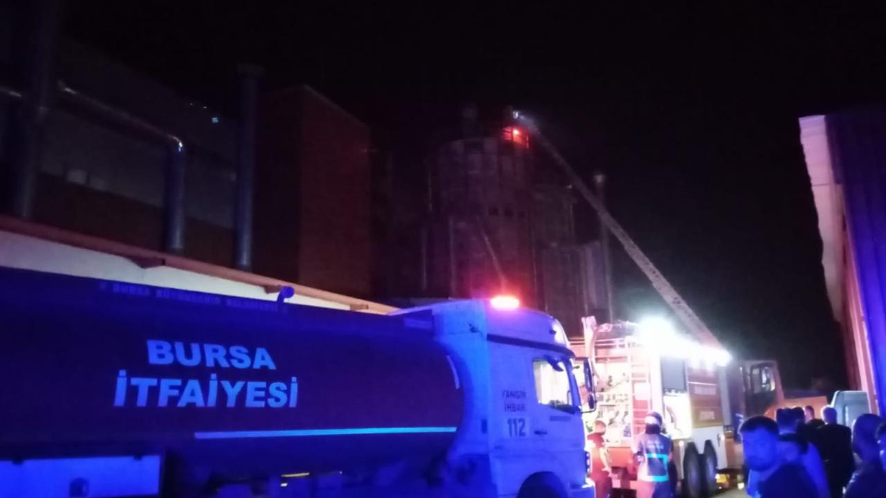 Bursa'da sandalye fabrikasında yangın: 4 işçi dumandan etkilendi