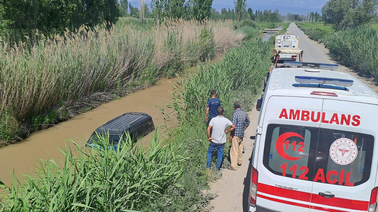 Iğdır'da otomobil su kanalına düştü