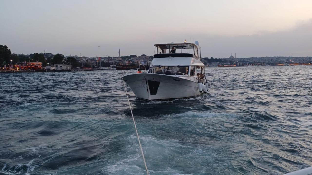 İstanbul'da sürüklenen tekne kurtarıldı: İçinde 12 kişi vardı