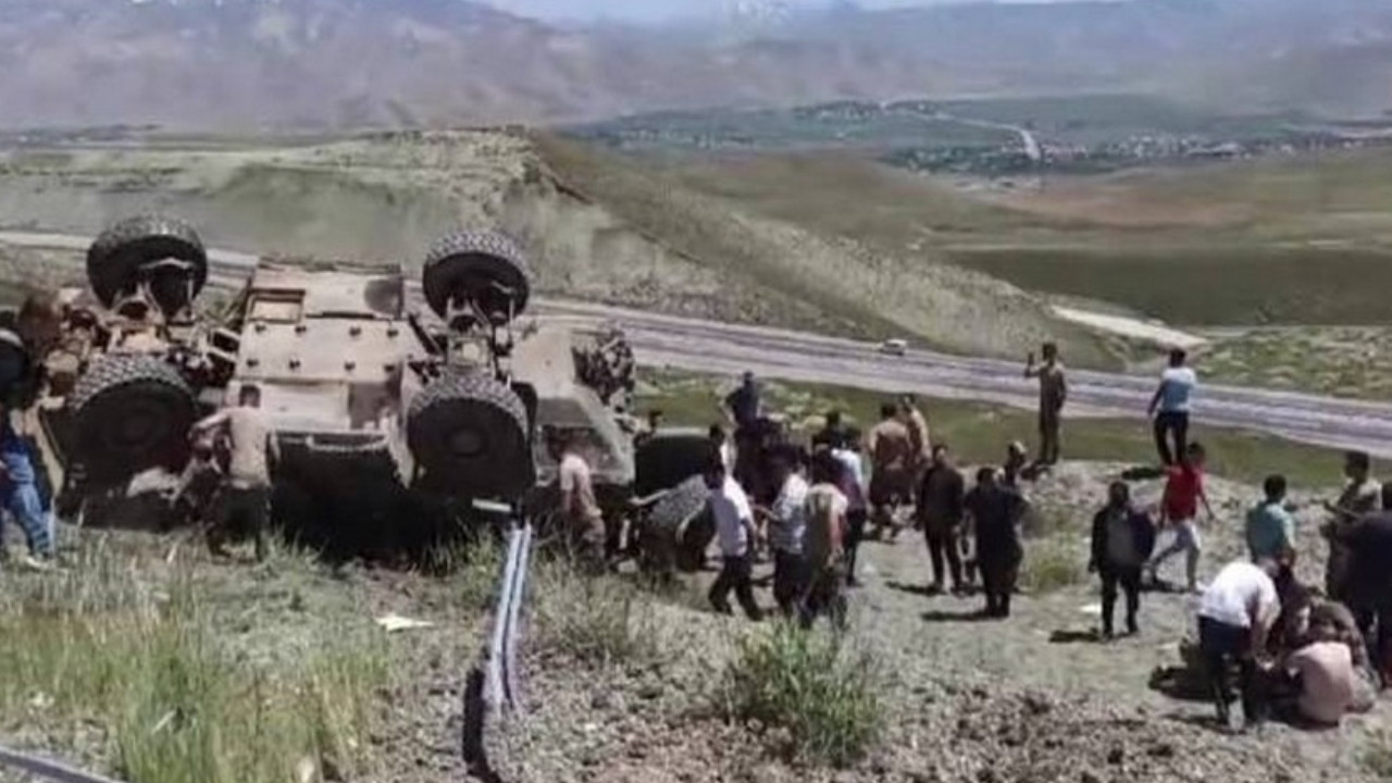 Van'da askeri araç devrildi: 4 asker yaralandı