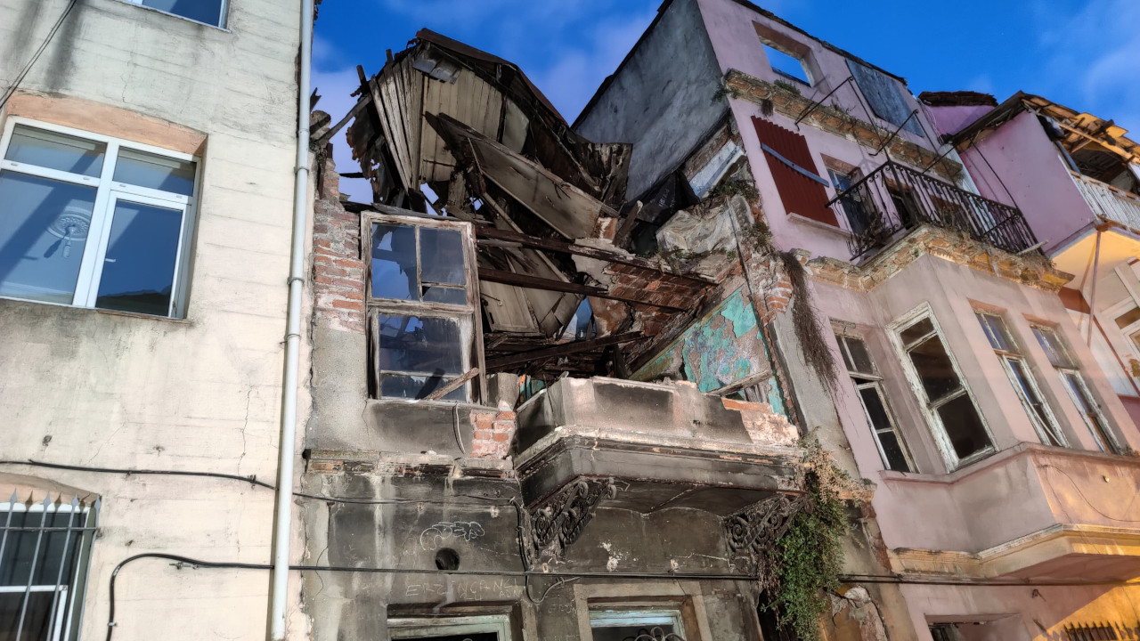Fatih'te iki katlı binanın bir kısmı çöktü