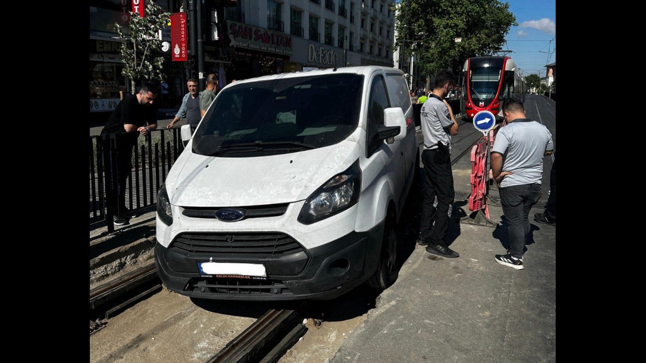 Tramvay hattına giren araç nedeniyle sınav öncesinde seferler durdu