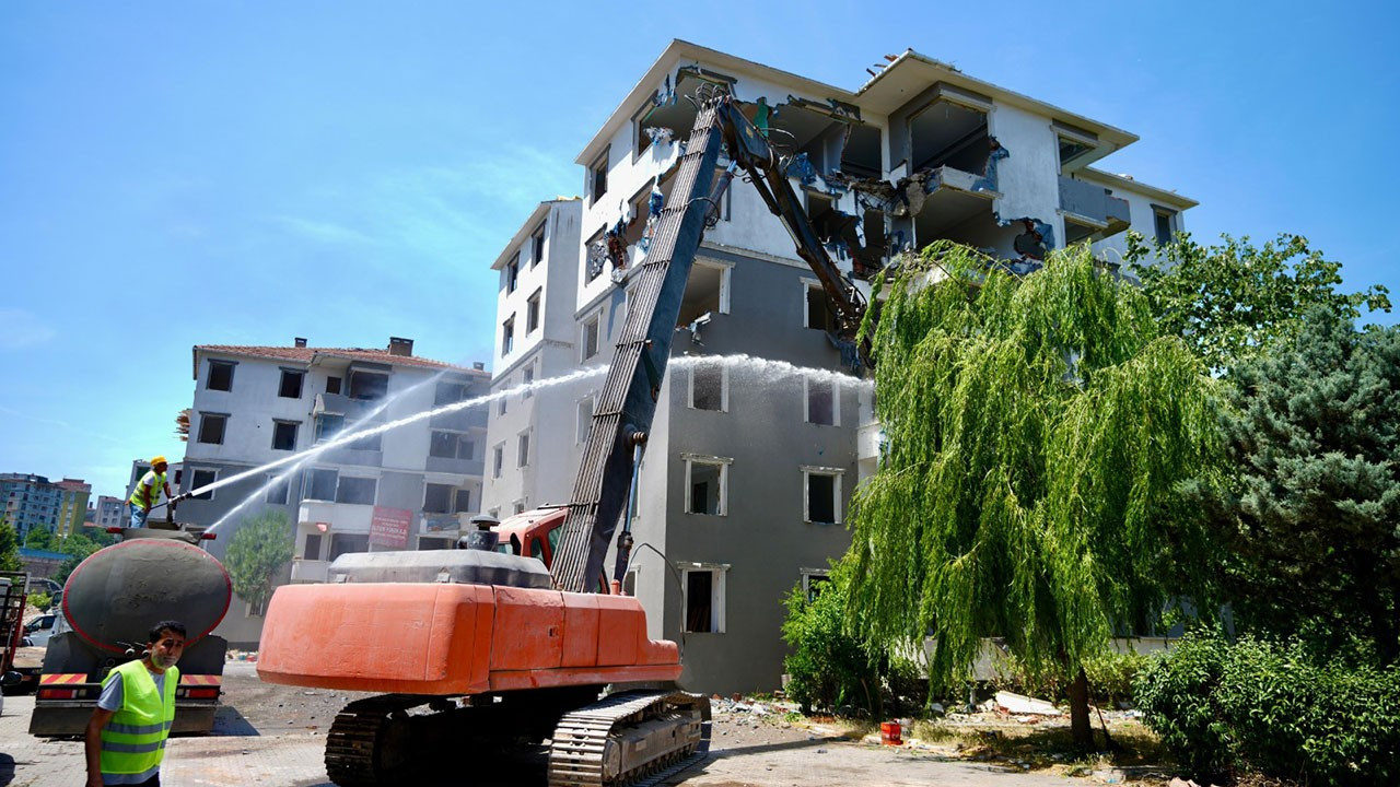 Kartal Belediyesi, riskli konutların yıkımına devam ediyor