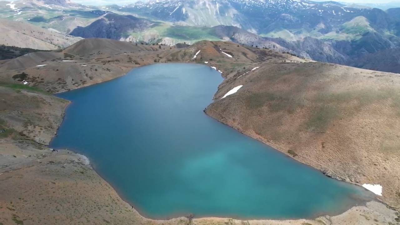 Erzincan'daki Aygır Gölü doğaseverlerin uğrak noktası oluyor