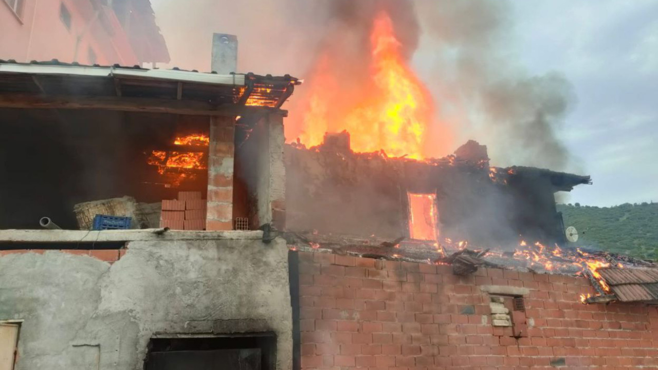 Tokat'ta yangın: 2 katlı ev kullanılmaz hale geldi