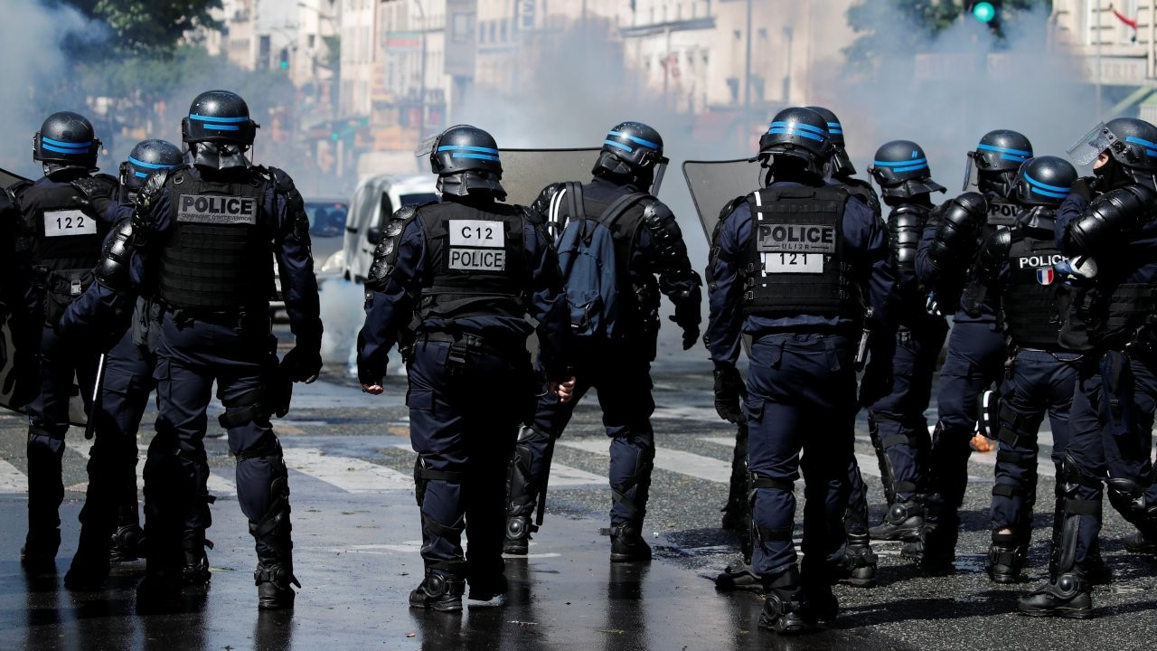 Fransa'da otoyol protestosunda polis ve eylemciler karşı karşıya geldi