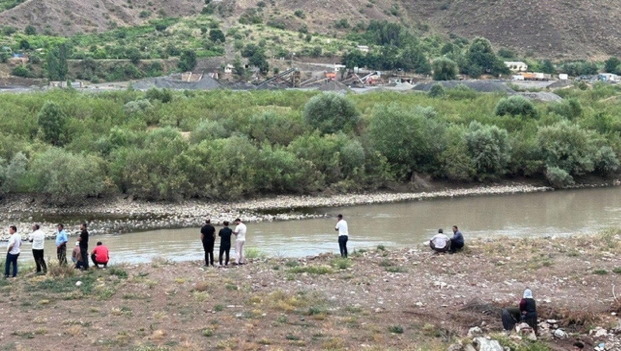 Murat Nehri'nde kaybolan çocuk için arama çalışmaları devam ediyor