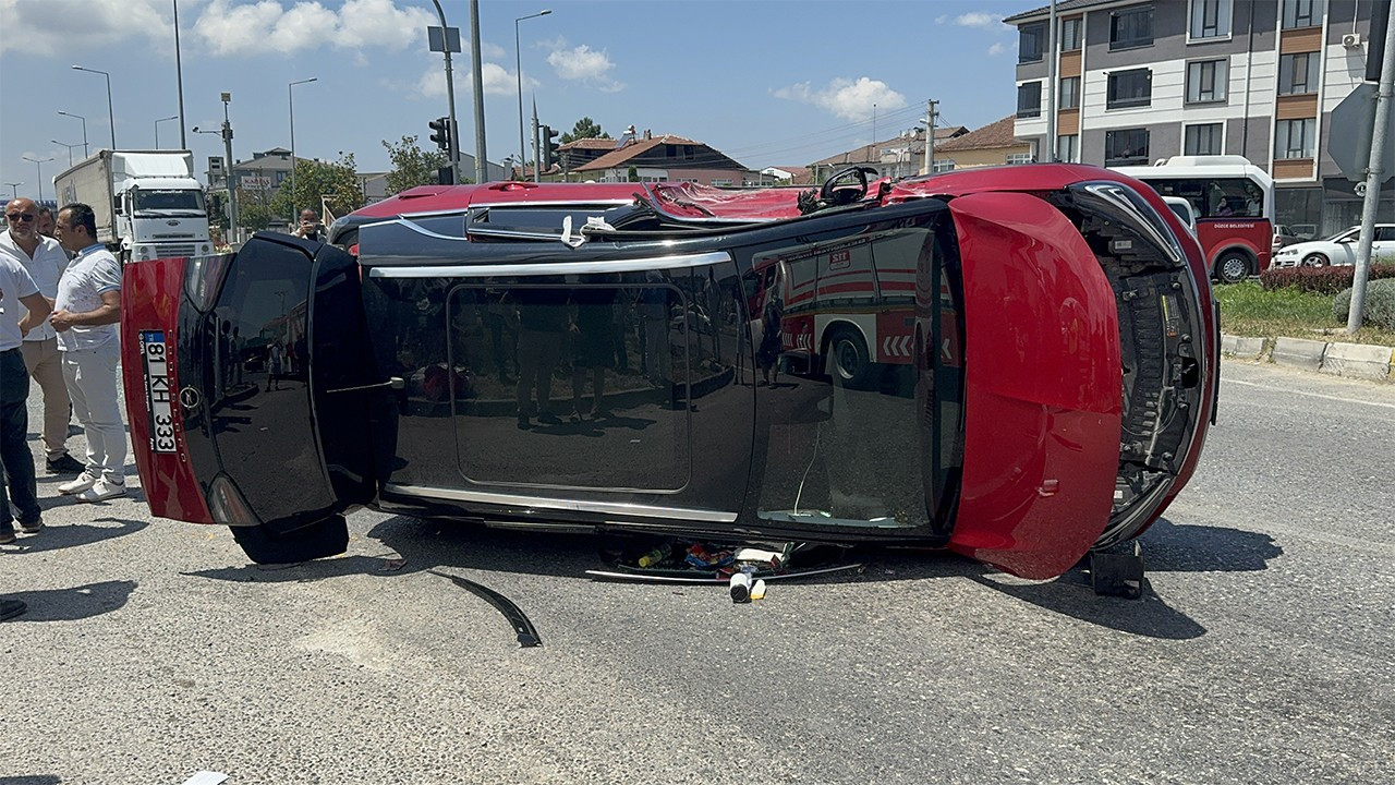 Düzce'de yolcu midibüsü ile SUV çarpıştı, 5 kişi yaralandı