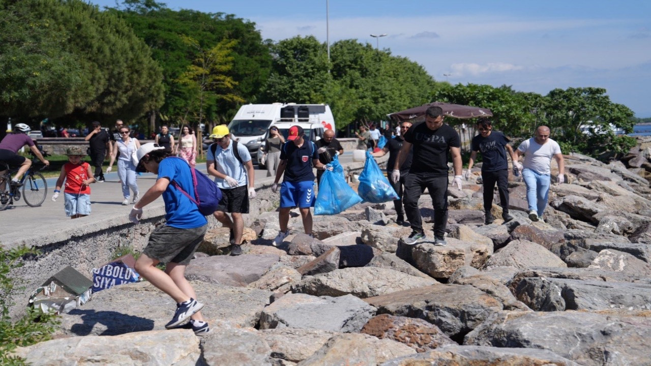 Kartal Belediyesi'nden sahilde temizlik etkinliği