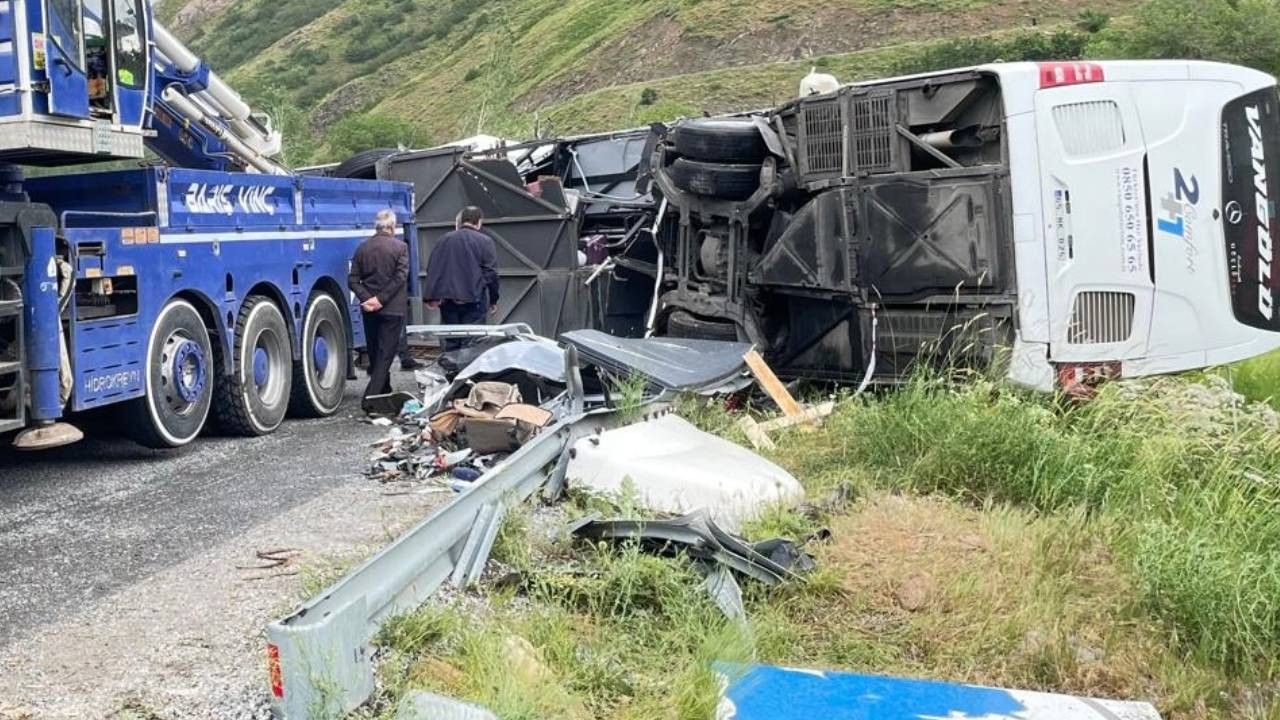 Bitlis'te otobüs kazası:  2 ölü, 30 yaralı