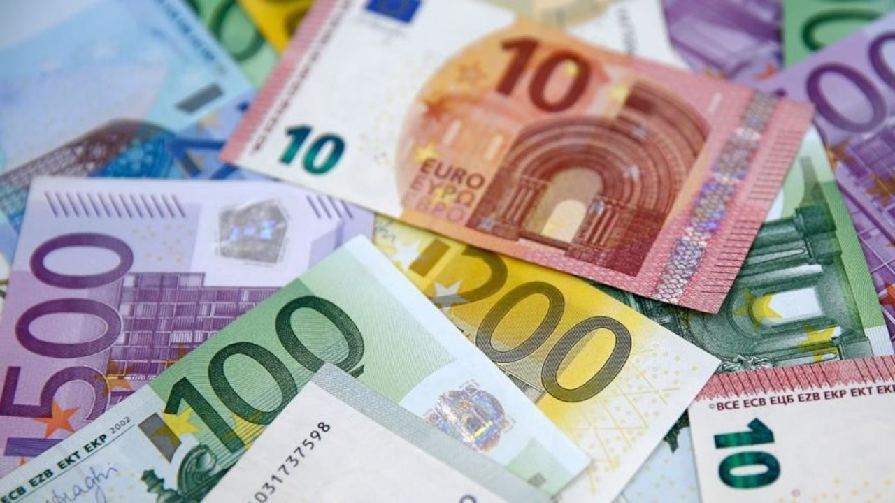 Euro, son bir ayın en düşük seviyesine geriledi