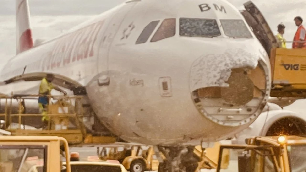 Şiddetli fırtınada uçağın burnu koptu, pilotlar 'kör uçuş' yaptı