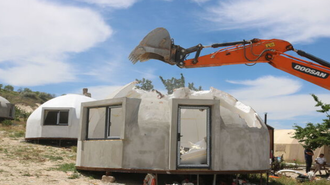 Kapadokya'da kaçak yapıların yıkımı sürüyor