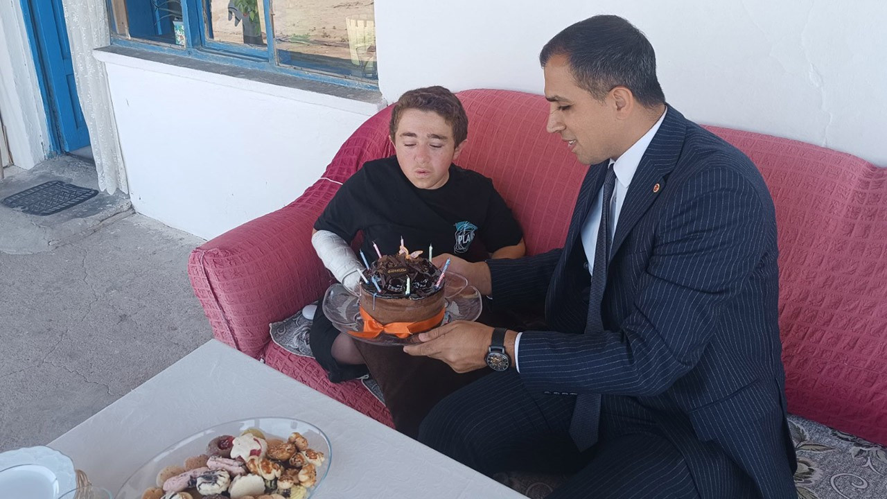 Cam kemik hastası genç 18 yaşını Çankırı kaymakamı ile kutladı