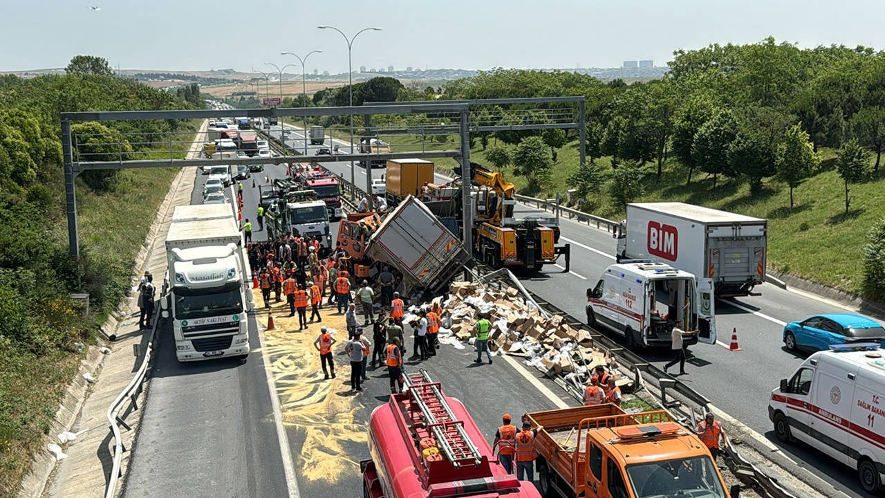 Büyükçekmece'de iki kamyon çarpıştı: Yaralılar var